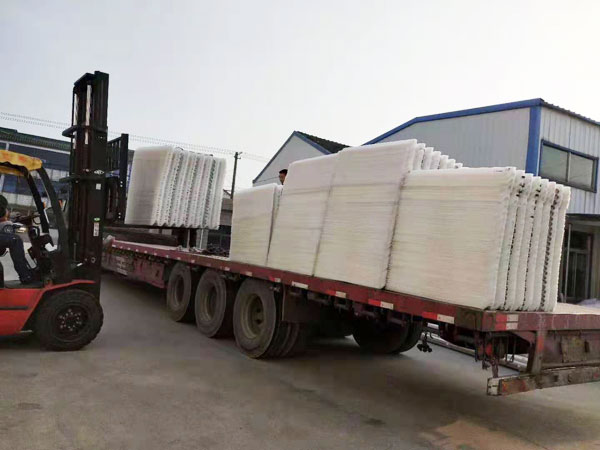 乙丙共聚蜂窝斜管装车发货